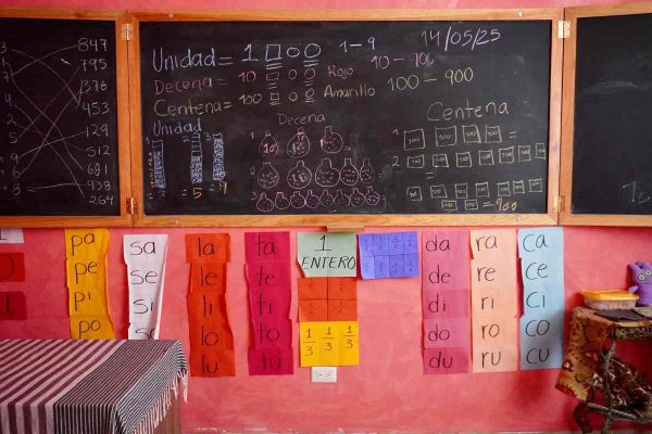 En algunas casas hogares dan clases de regularización para niños