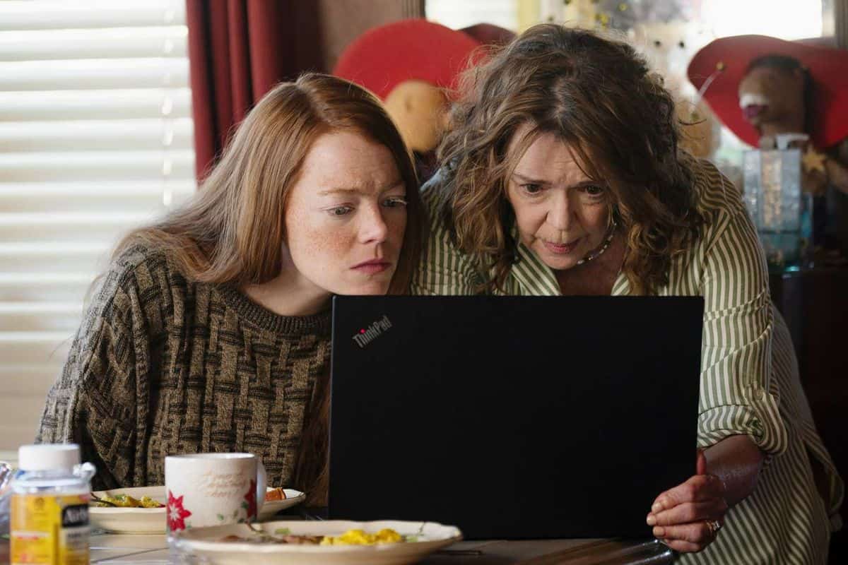 Emma Stone como Louise y Deirdre O'Connell como Dawn en 'Eddington'.