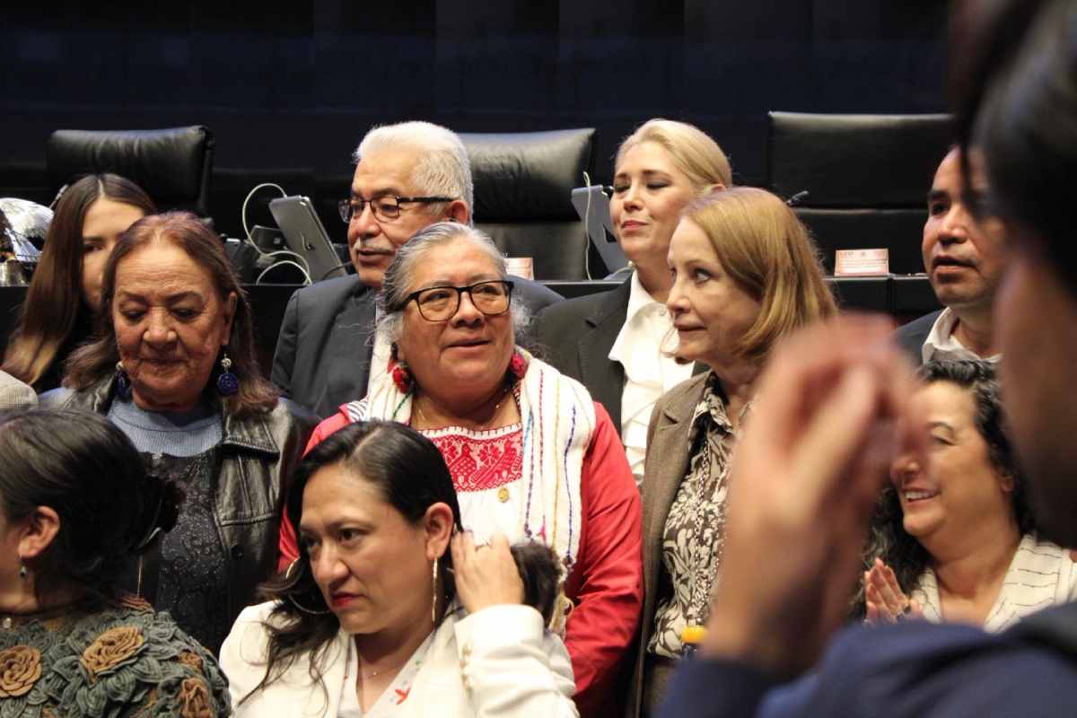 Laura Itzel Castillo, quien será la nueva presidenta de la Mesa Directiva del Senado, junto a otros legisladores