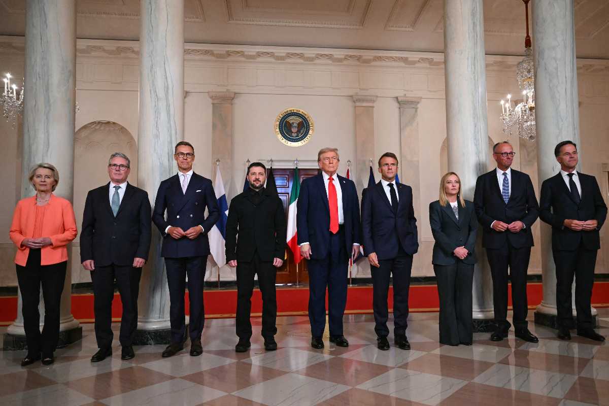 Una imagen de varios mandatarios europeos esperando fuera del Despacho Oval no es una foto real.