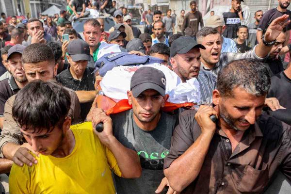 marchan con los cuerpos de los periodistas de Al Jazeera que murieron en un ataque israelí 