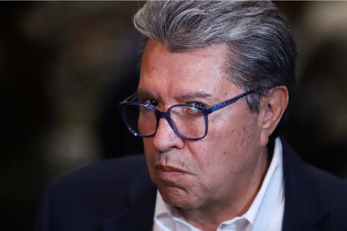 Ricardo Monreal presenta reforma para evitar la privatización de playas; señala a empresa del Ejército por cobros excesivos en Tulum