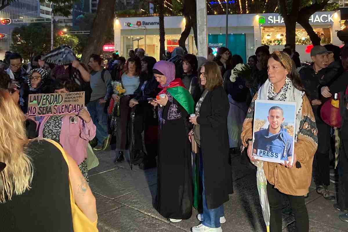Periodistas y activistas realizan una vigilia por los 6 periodistas asesinados en Gaza