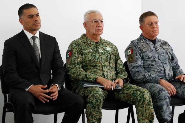 Los 26 presuntos narcotraficantes entregados a EU operaban cárteles desde la cárcel, asegura García Harfuch