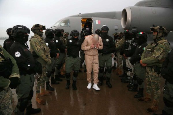 Los 26 presuntos narcotraficantes entregados a EU operaban cárteles desde la cárcel, asegura García Harfuch