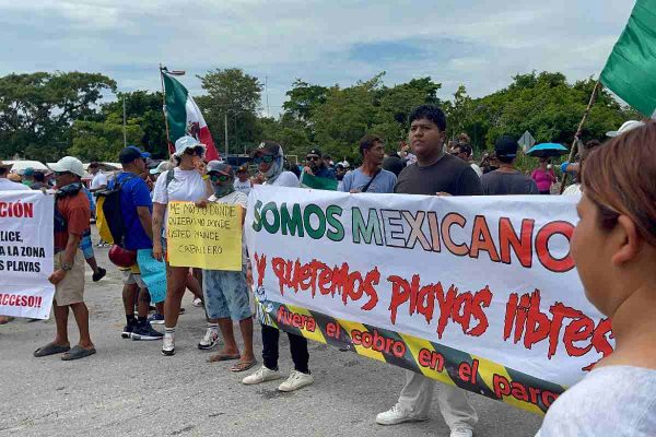 Ciudadanos realizan protesta para que el Ejército (Sedena) libere el acceso a las playas y la zona arquelógica del Parque Jaguar en Tulum, Quintana Roo