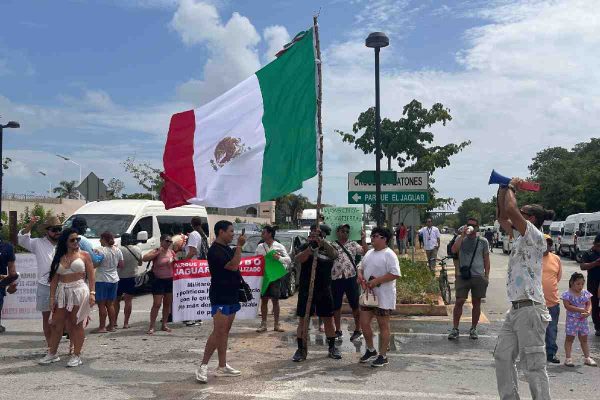 Ciudadanos protestan para que el Ejército (Sedena) libere el acceso a las playas y la zona arquelógica del Parque Jaguar en Tulum, Quintana Roo