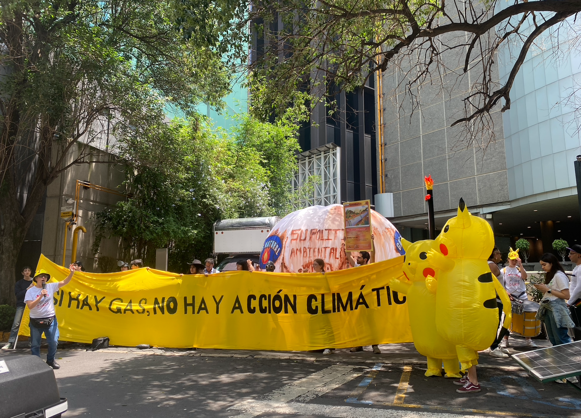 Protesta de organizaciones ambientalistas ante la decisión de utilizar gas natural y fracking para los nuevos proyectos del Plan Pemex. 
