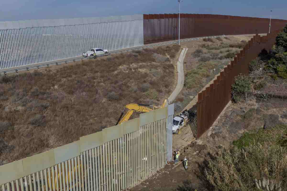 Trump ordena pintar de negro el muro fronterizo para elevar su temperatura y dificultar que migrantes lo escalen