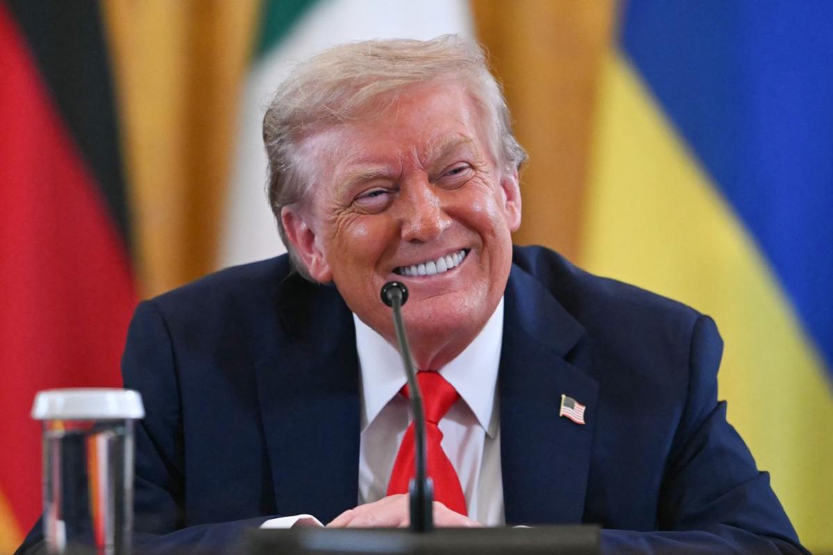 Trump ordena pintar de negro el muro fronterizo para elevar su temperatura y dificultar que migrantes lo escalen