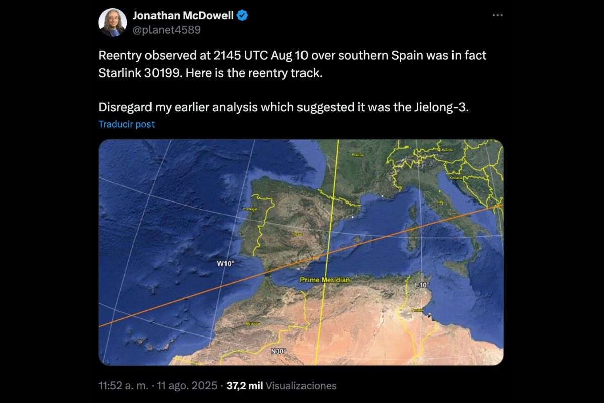 El video de un objeto en fuego no es de una lluvia de meteoritos ni restos de un cohete chino, es un satélite de Starlink desintegrándose.