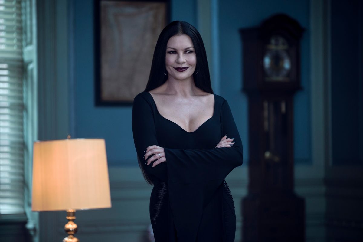 morticia addams merlina serie catherine zeta jones