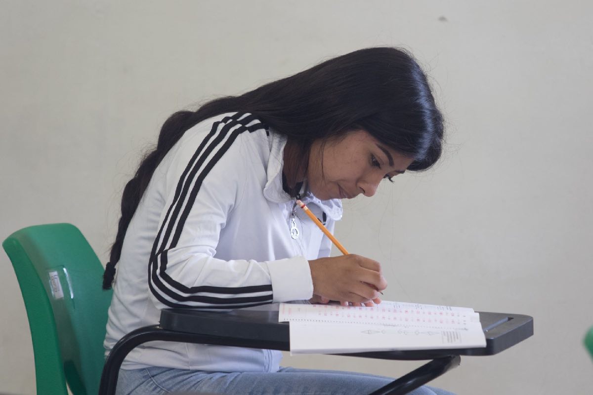 5 mil alumnos de Morelos no pueden seguir estudiando; funcionario se niega a firmar certificados de bachillerato