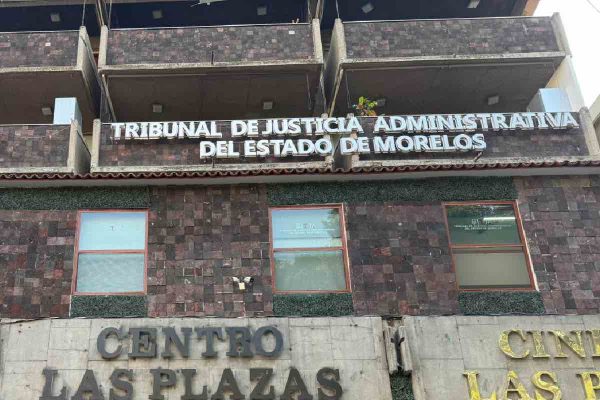 Morelos: 5 mil alumnos no pueden seguir estudiando; funcionario se niega a firmar certificados de bachillerato