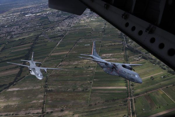 Aeronaves que participaron en el desfile militar por el 212 Aniversario de la Independencia Nacional. Foto: Cuartoscuro.