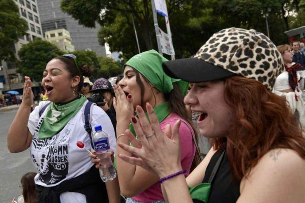 “¡Aborto legal ya!”, exigen colectivas durante marcha del 28S; urgen legislar a estados faltantes