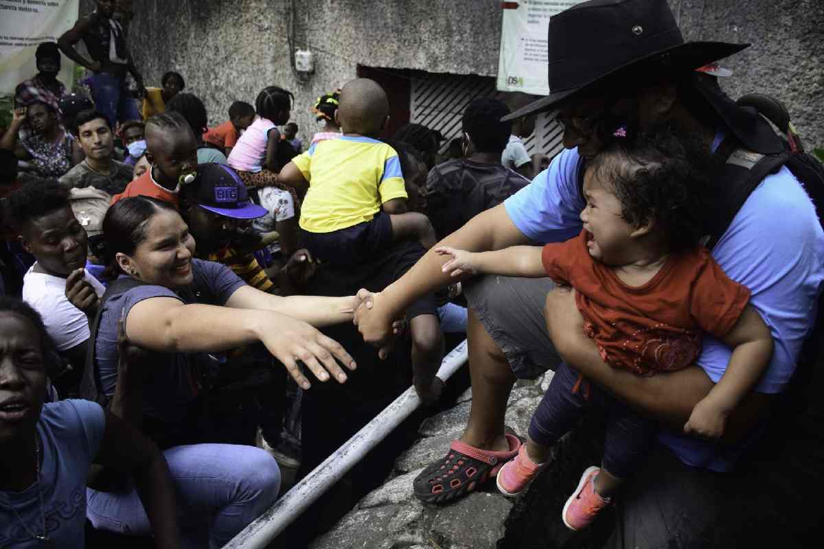 Aglomeración de migrantes en la COMAR