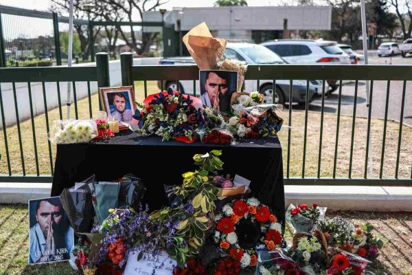 Dejan flores a Kirk en el lugar del asesinato