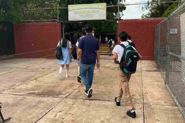 Alumnos y docentes se refugian en kínder de Culiacán, Sinaloa, tras ataque armado cerca del plantel