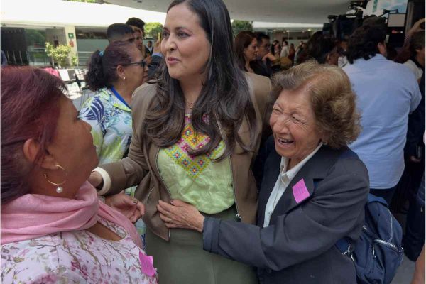 Cynthia acompañada por señoras en el Senado