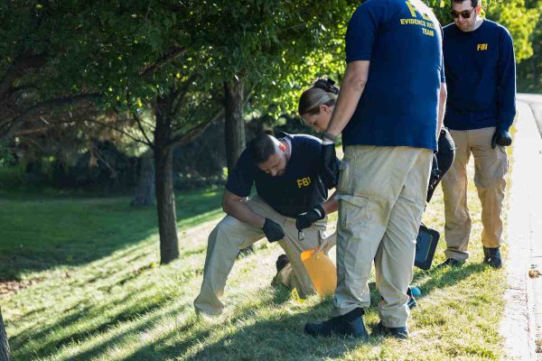 Elementos del FBI encontraron un arma en el bosque