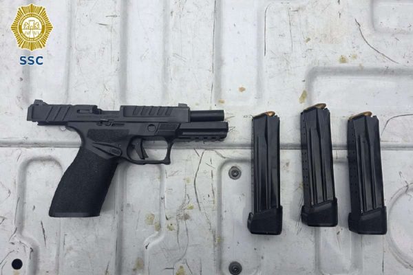 Armas aseguradas al hombre que disparó afuera de metro centro médico