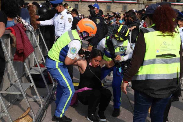 Asistente de concierto masivo del zócalo es sacada por seguridad