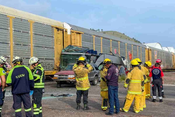 Autoridades trabajan en Atlacomulco tras el choque de un tren con un autobús