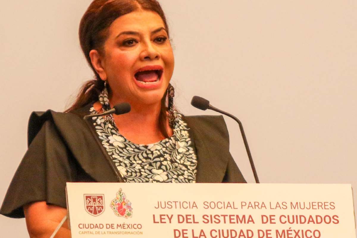 Clara Brugada en conferencia