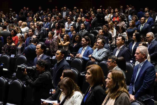 Diputados de pie