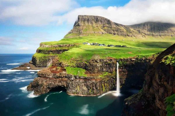 Cascada en Bøsdalafoss en Vágar, última ubicación registrada de mexicano desaparecido en en Islas Feroe