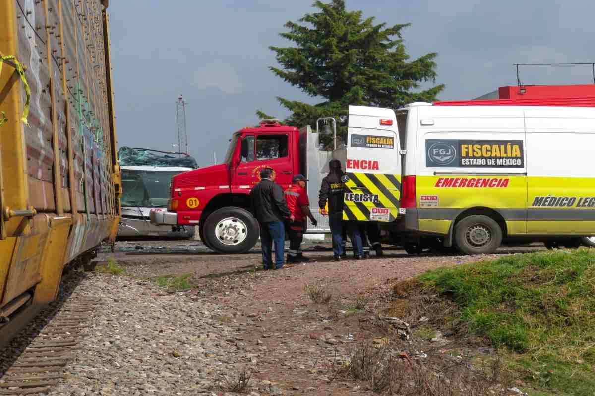 Choque de tren con autobús en Comonfort, Guanajuato, deja cinco muertos 