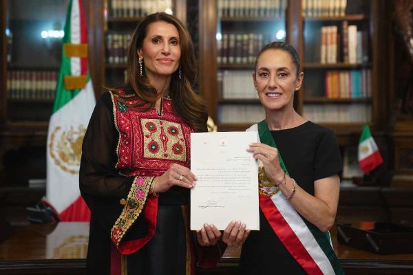 Claudia Sheinbaum recibiendo las credenciales de la embajadora Palestina