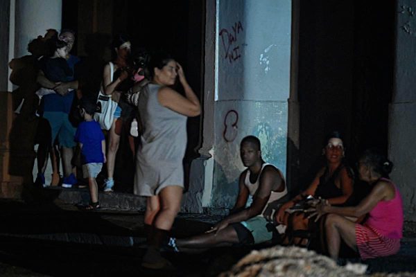 Cuba permanece a oscuras por apagón