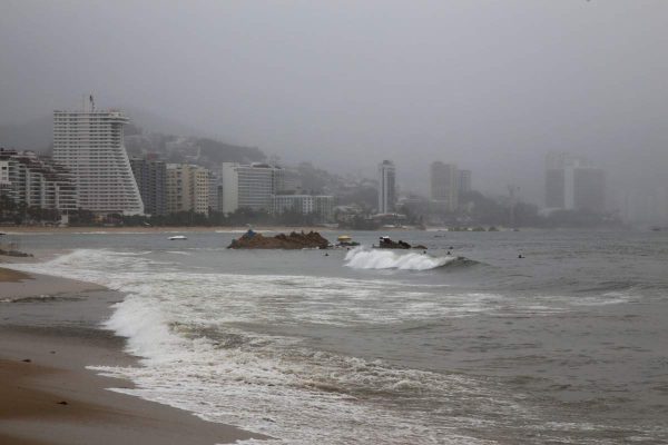 Depresión tropical 13-E avanza frente a la costa de Guerrero; suspenden clases en escuelas 