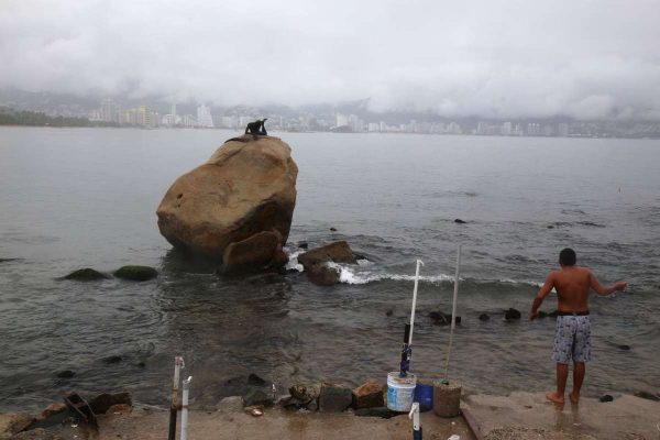 Depresión tropical 13-E avanza frente a la costa de Guerrero; suspenden clases en escuelas 