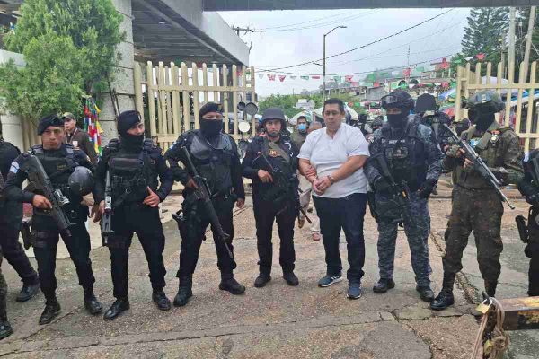 Detienen en Guatemala a “El Peque”, presunto líder de célula del CJNG; lo entregan a autoridades de Chiapas