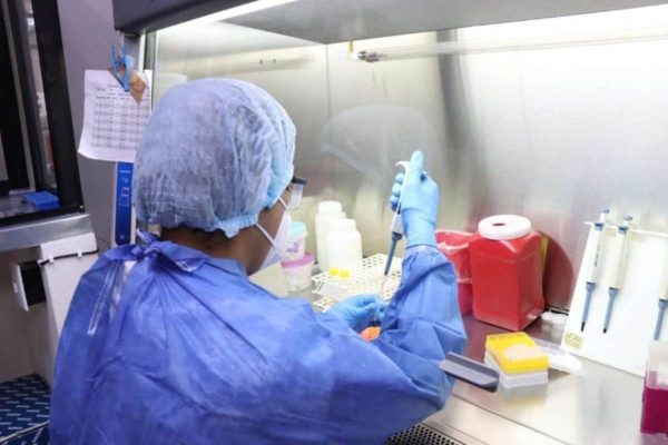 Detienen a 5 presuntamente relacionadas con suplemento contaminado: provocó muerte de 13 bebés