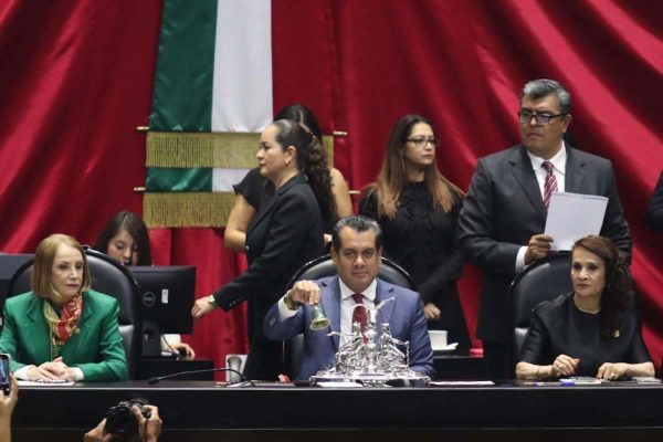 Dolores Padierna en el presídium durante la entrega del primer informe de gobierno de Claudia Sheinbaum