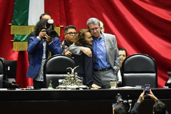 Ricardo Monreal abraza a Dolores Padierna durante una sesión de la Cámara de Diputados