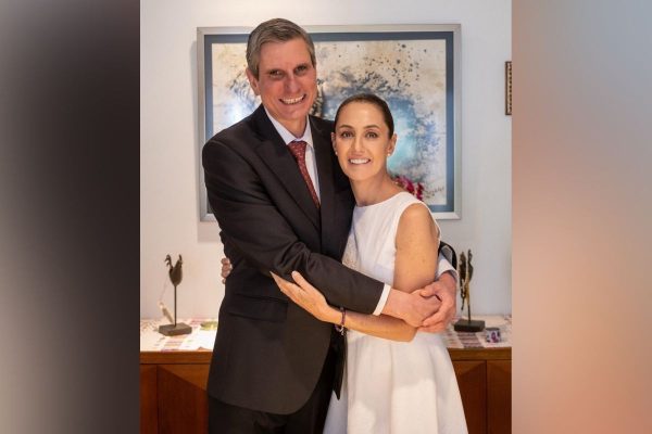 Foto con la que Sheinbaum anunció su matrimonio con Jesús María Tarriba