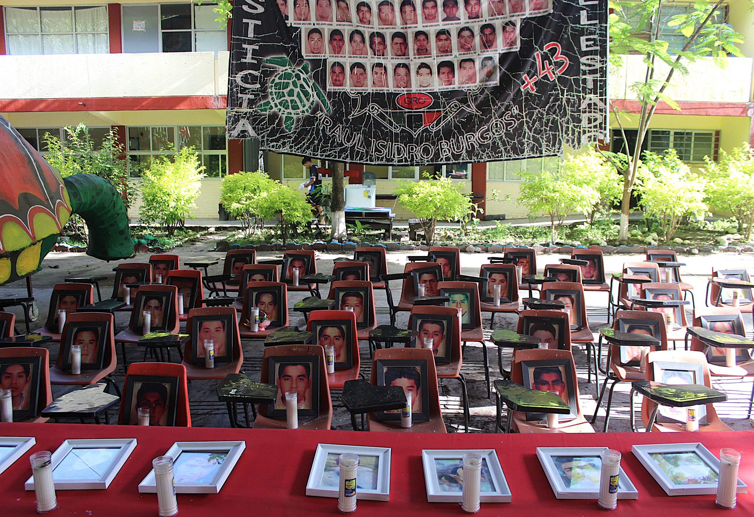 Aspecto del memorial instalado en la Escuela Normal Rural Isidro Burgos de Ayotzinapa, para recordar a los estudiantes normalistas desaparecidos el 26 de septiembre de 2014.