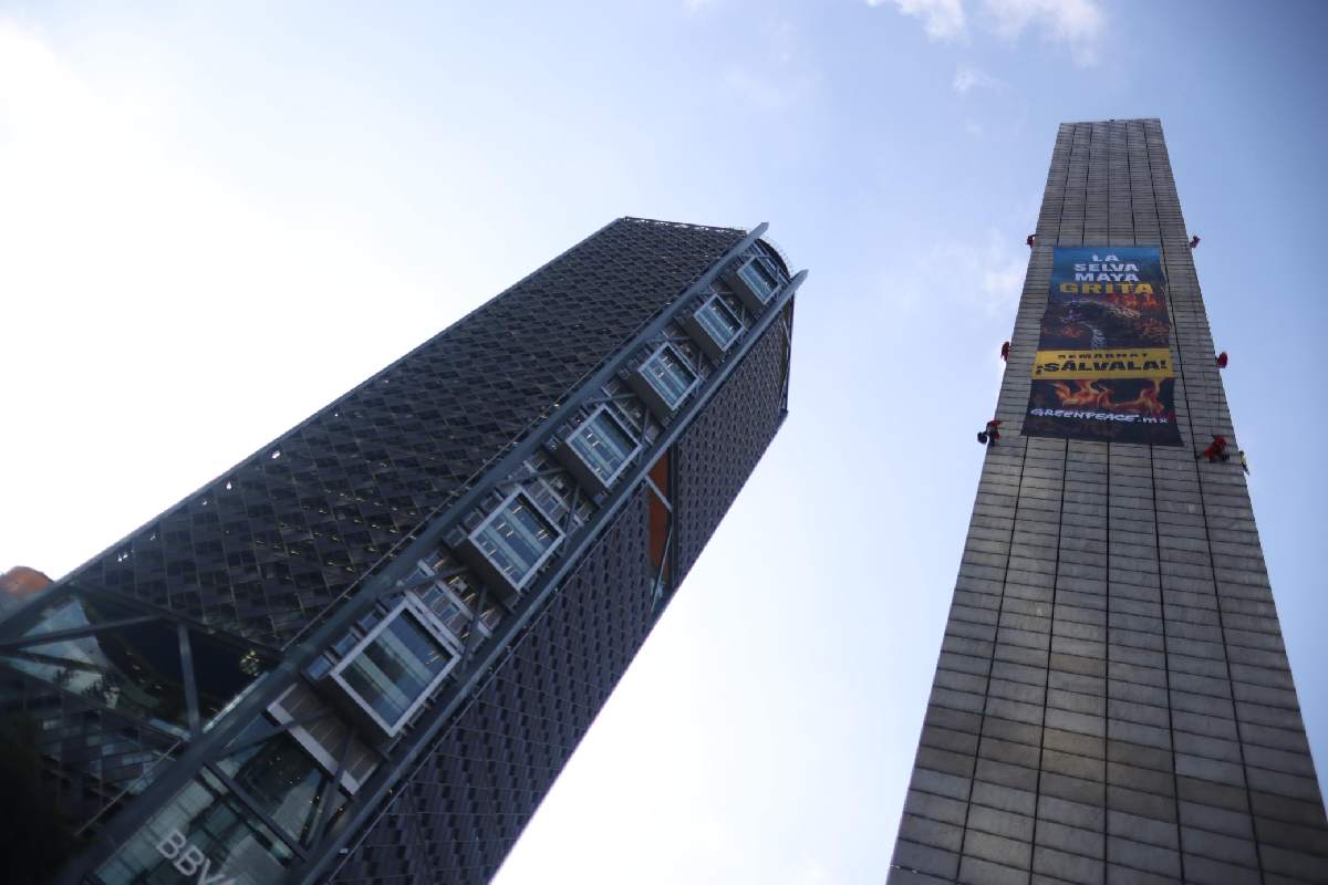 Greenpeace escala estela de luz mensaje selva maya
