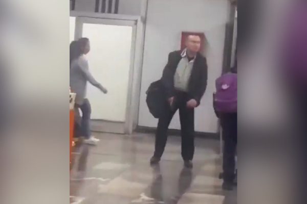 Armas aseguradas al hombre que disparó afuera de metro centro médico