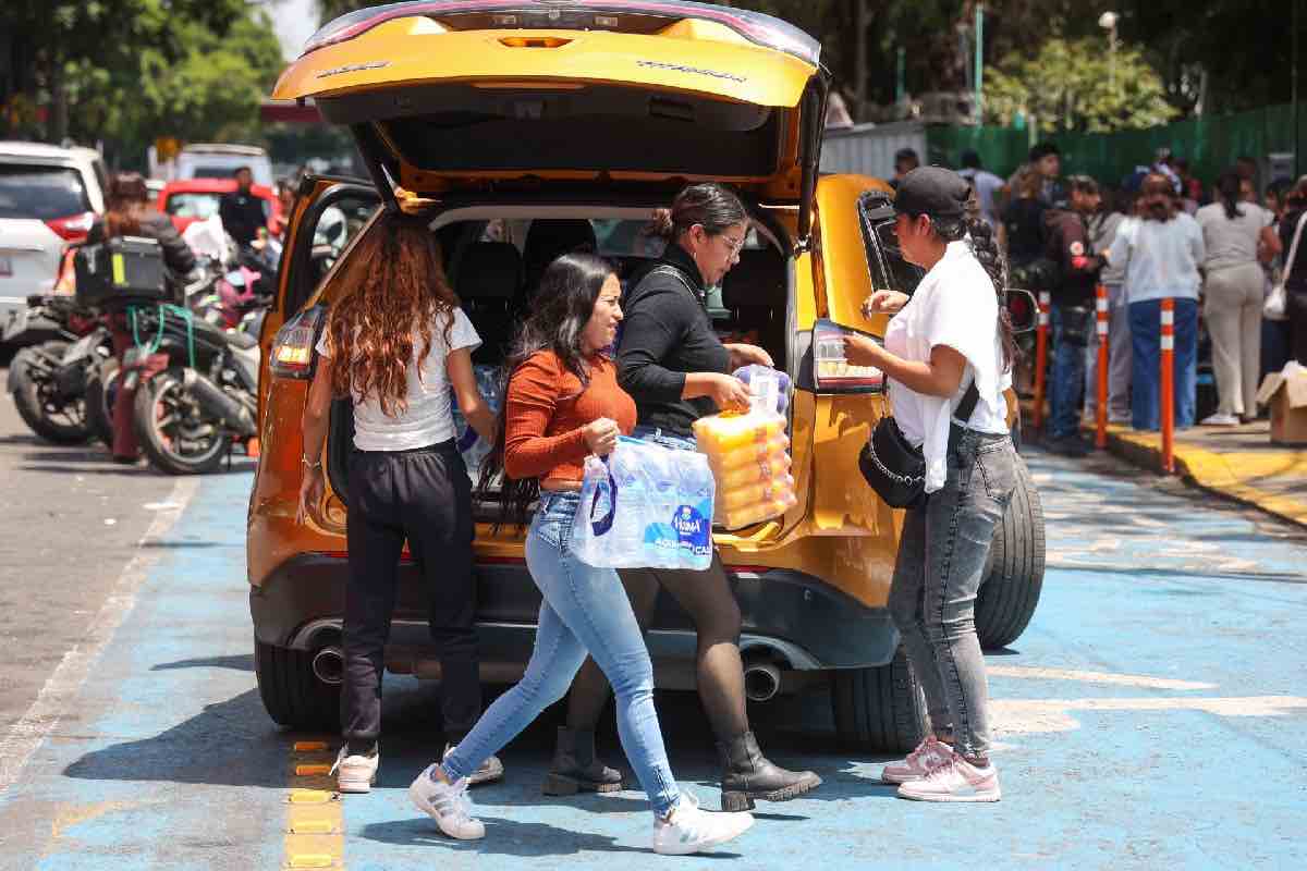 Personas continúan ofreciendo ayuda, como comida, agua, y bebidas, a familiares de personas víctimas de la explosión de una pipa en avenida Zaragoza.