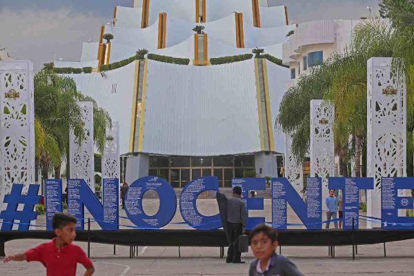 INOCENTE, es la frase que colocaron fieles de la Luz del Mundo a las faldas de Templo de la Hermosa Provincia, sede internacional