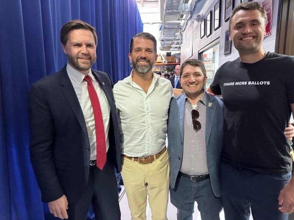 JD Vance posa con Charlie Kirk