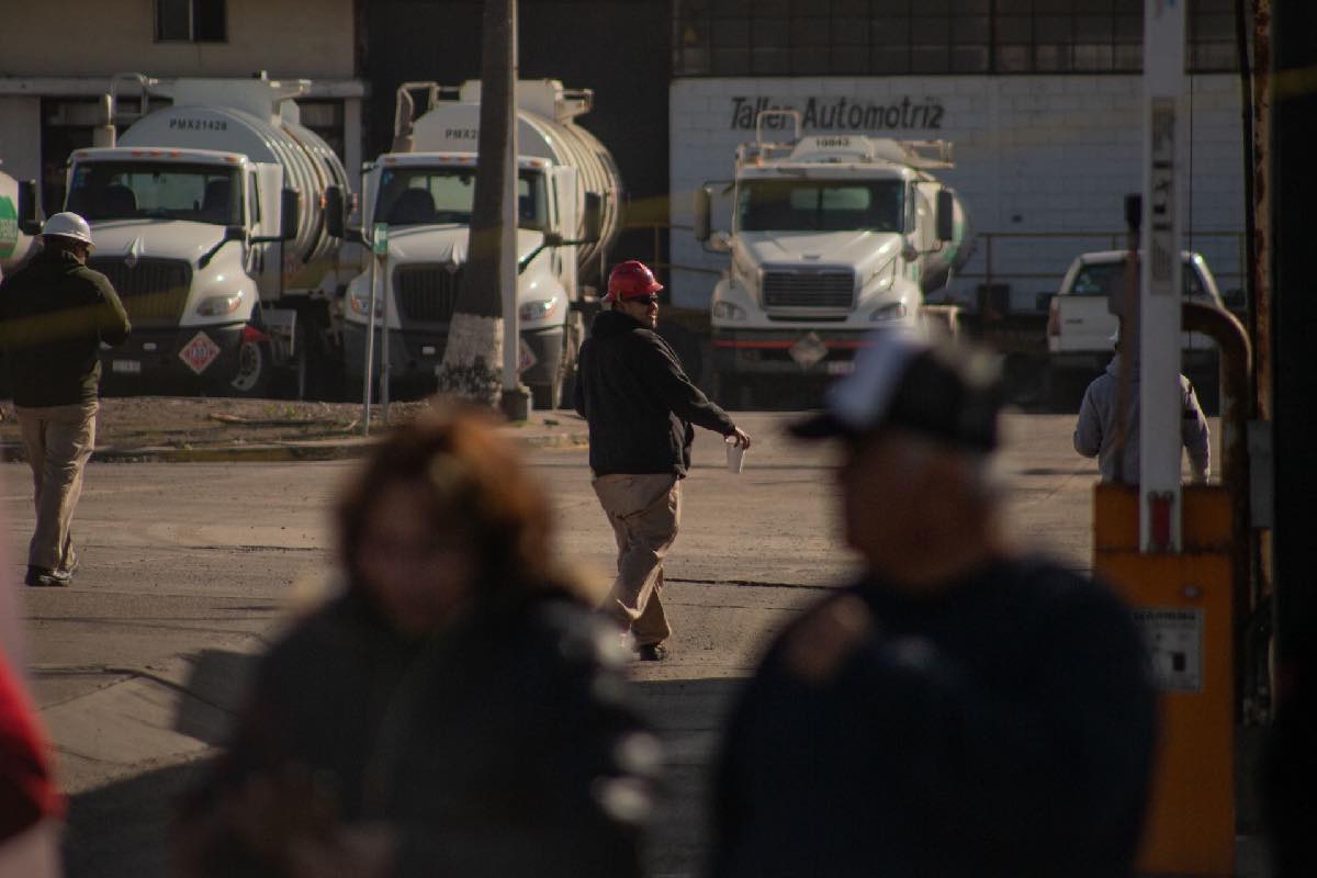 Jubilados toman instalaciones de Pemex en Baja California