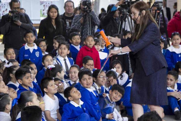 Julieta Fierro en una demostración de ciencia