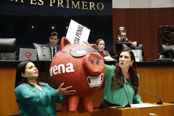 Kenia López Rabadán es una fuerte crítica del partido Morena